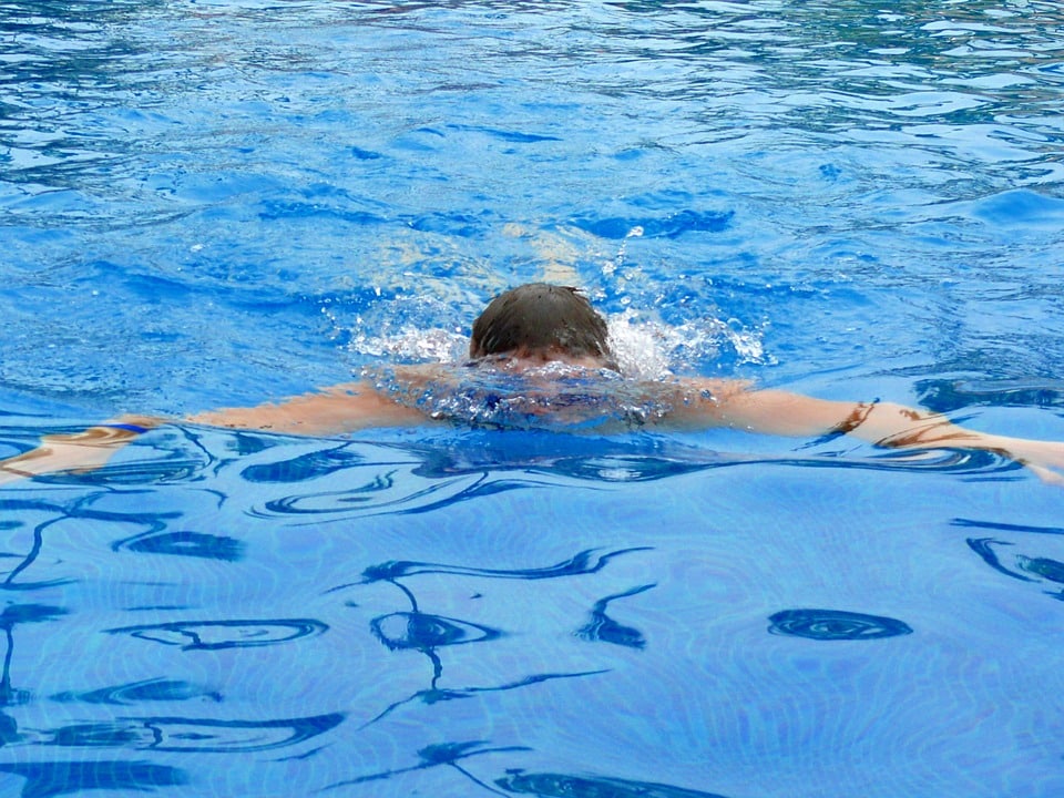 pee in the swimming pool