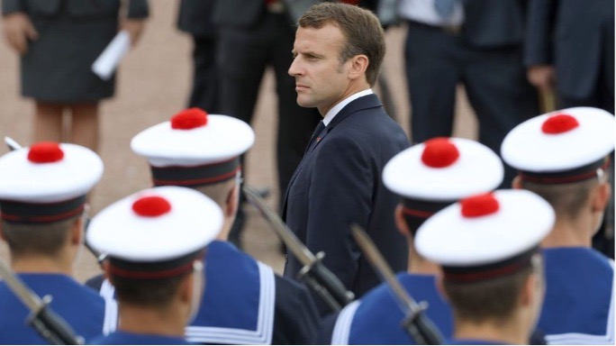 France re-introduces national service - Offers sweetener