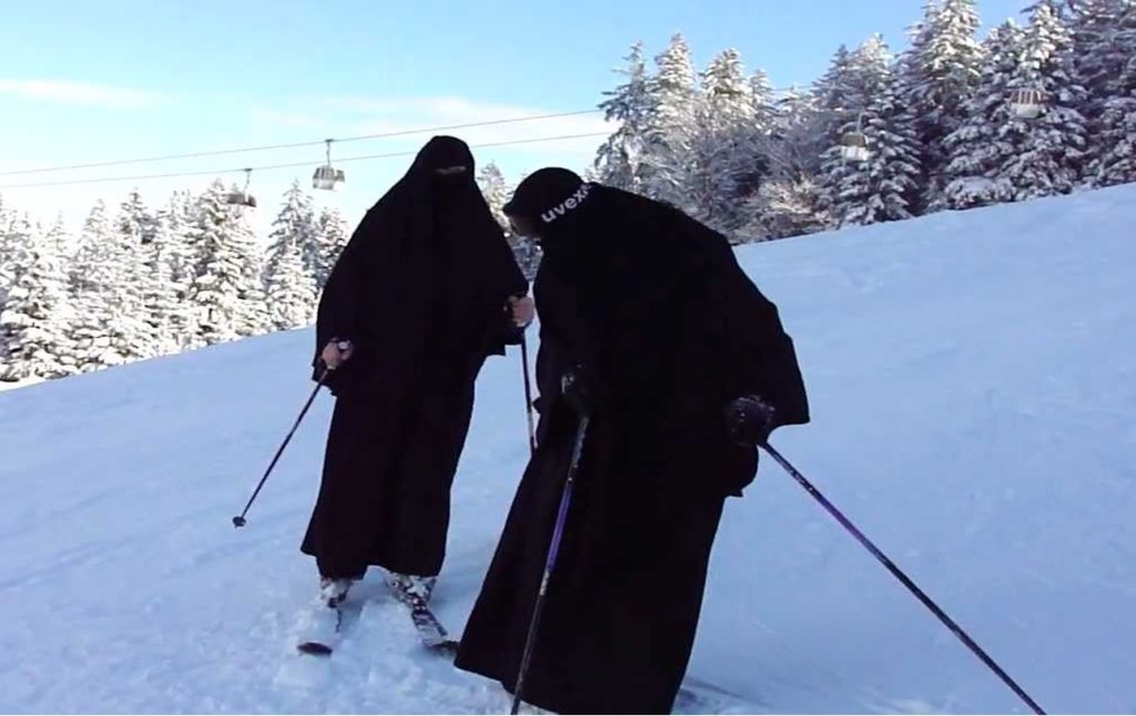 Yemeni tourists attempt to ski UPHILL on first winter holiday