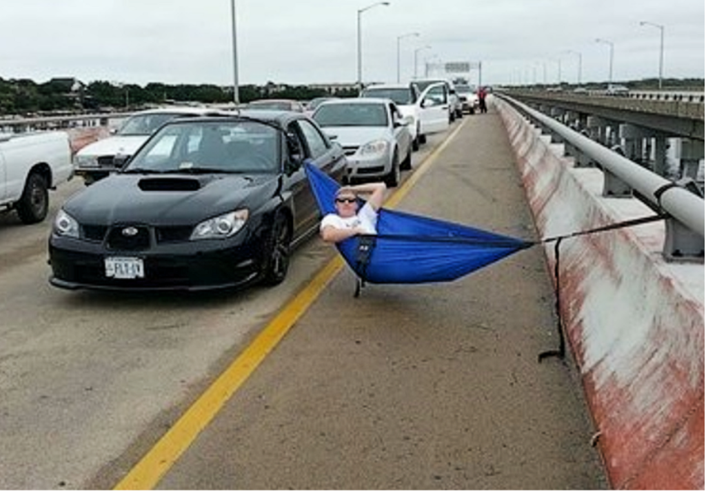 Aussie backpacker unpacks hammock to sit out M25 traffic jam