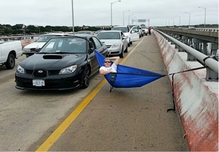 Aussie backpacker unpacks hammock to sit out M25 traffic jam